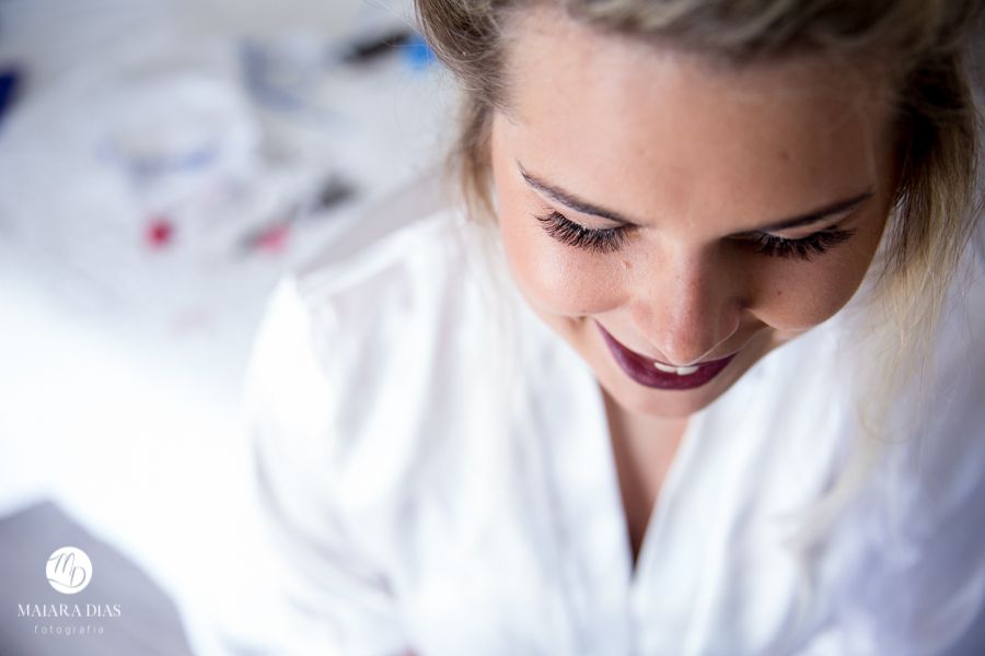 Casamento de Brasileira com Portugues de dia na Quinta da Falca Nazaré Portugal, making of da noiva, vestido de noiva, fotos feitas por Maiara Dias Fotografia