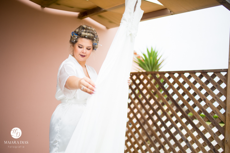 Casamento de Brasileira com Portugues de dia na Quinta da Falca Nazaré Portugal, making of da noiva, vestido de noiva, fotos feitas por Maiara Dias Fotografia