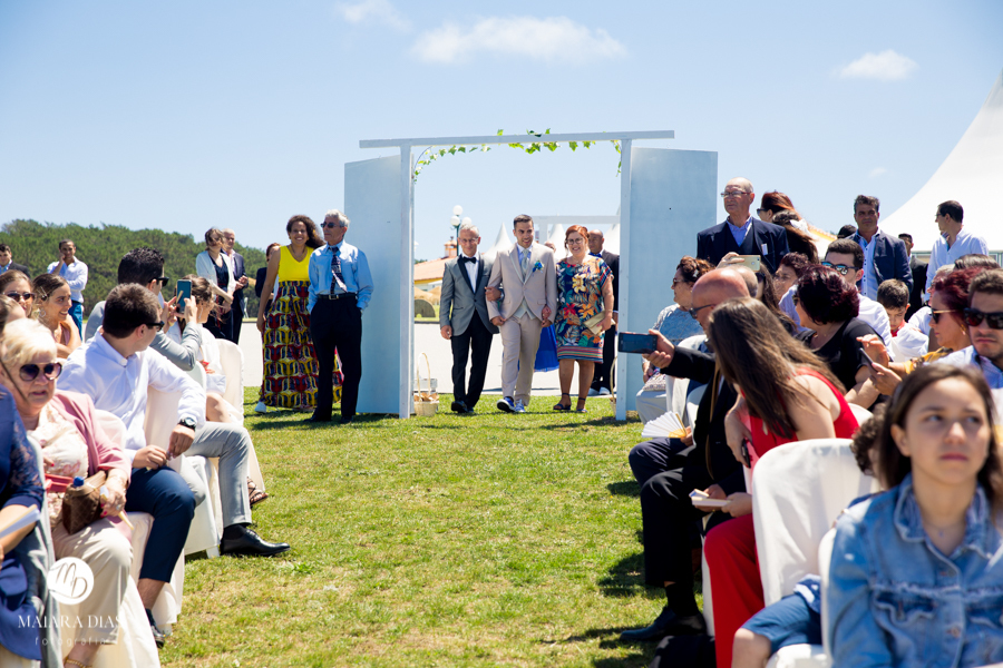 Casamento de Brasileira com Portugues de dia na Quinta da Falca Nazaré Portugal, entrada do noivo, fotos feitas por Maiara Dias Fotografia