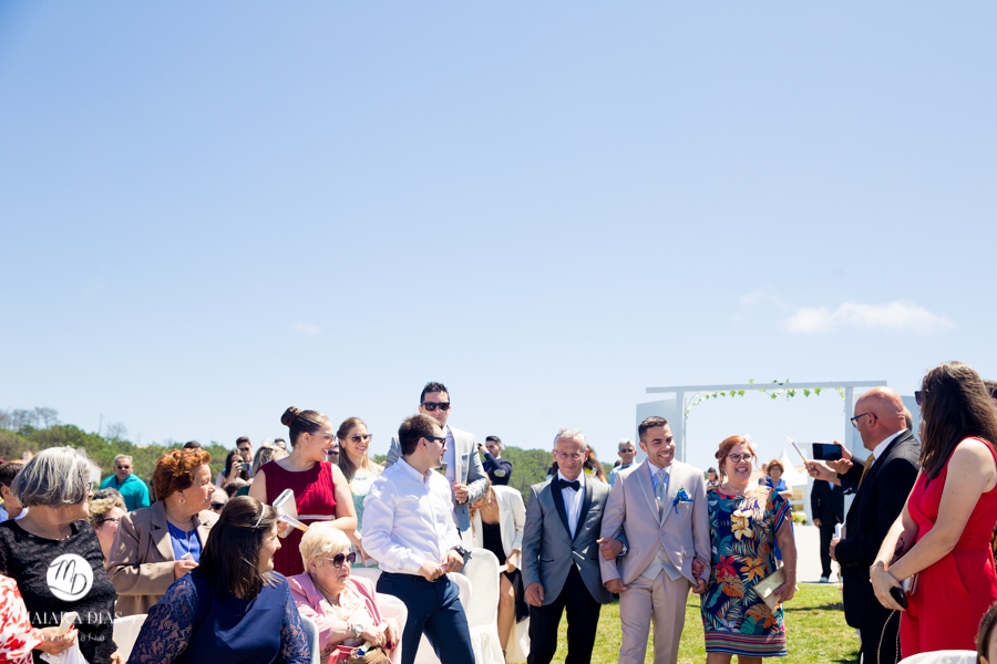 Casamento de Brasileira com Portugues de dia na Quinta da Falca Nazaré Portugal, entrada do noivo, fotos feitas por Maiara Dias Fotografia