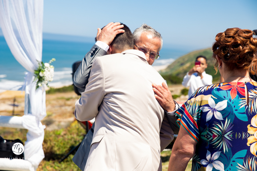 Casamento de Brasileira com Portugues de dia na Quinta da Falca Nazaré Portugal, entrada do noivo, fotos feitas por Maiara Dias Fotografia