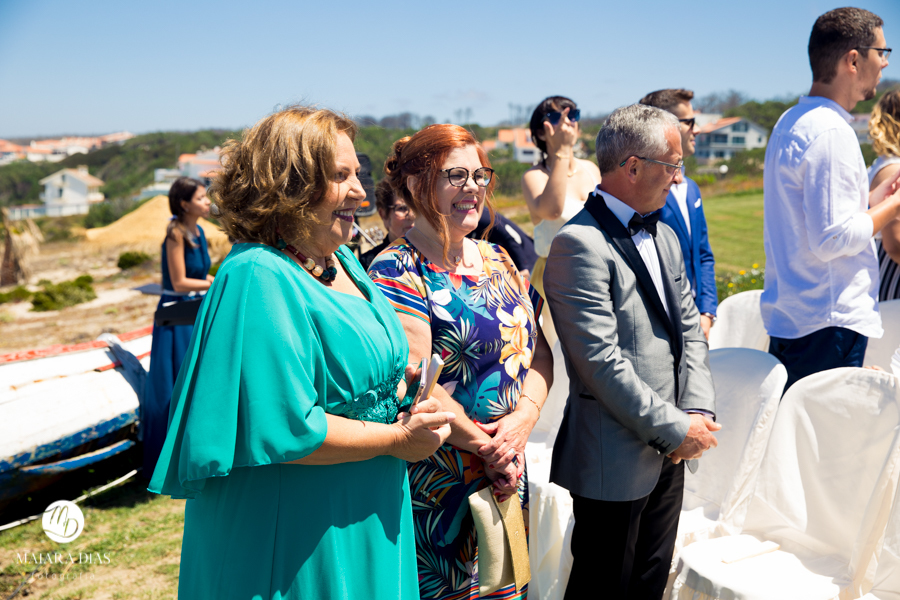 Casamento de Brasileira com Portugues de dia na Quinta da Falca Nazaré Portugal, entrada da noiva com o pai, fotos feitas por Maiara Dias Fotografia