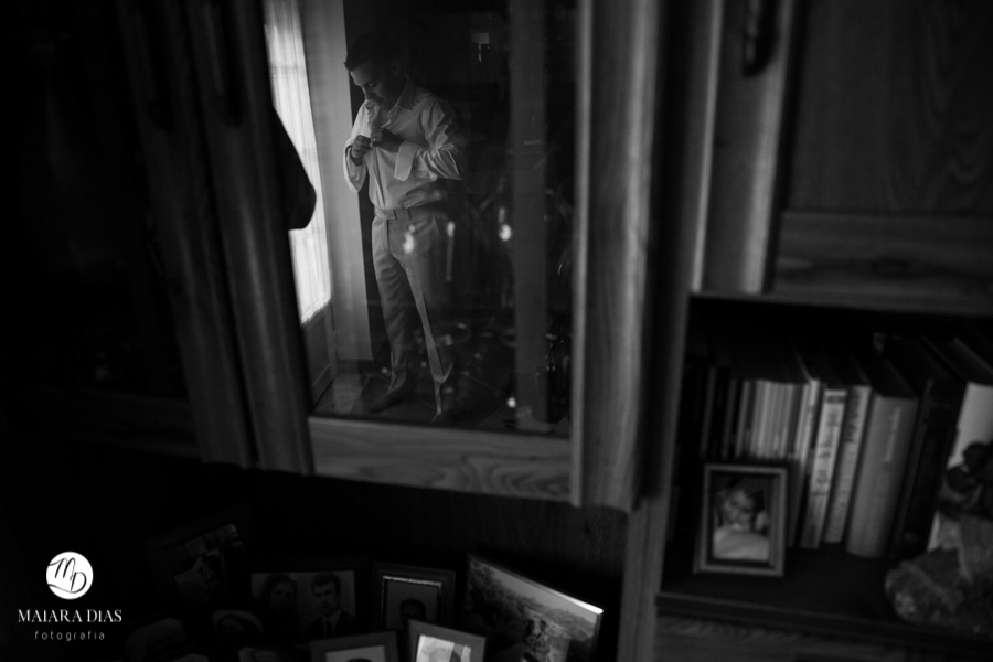 Casamento de Brasileira com Portugues de dia na Quinta da Falca Nazaré Portugal, making of do noivo, fotos feitas por Maiara Dias Fotografia