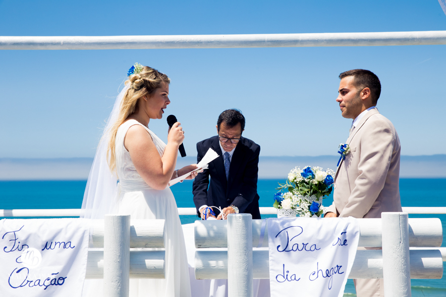 Casamento de Brasileira com Portugues de dia na Quinta da Falca Nazaré Portugal, casamento na praia, votos dos noivos, fotos feitas por Maiara Dias Fotografia