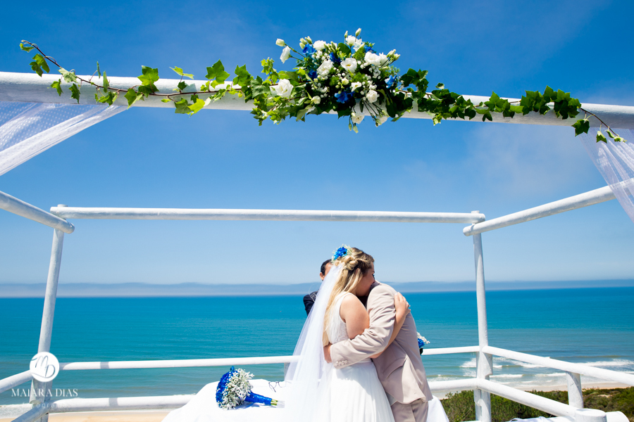 Casamento de Brasileira com Portugues de dia na Quinta da Falca Nazaré Portugal, casamento na praia, votos dos noivos, fotos feitas por Maiara Dias Fotografia
