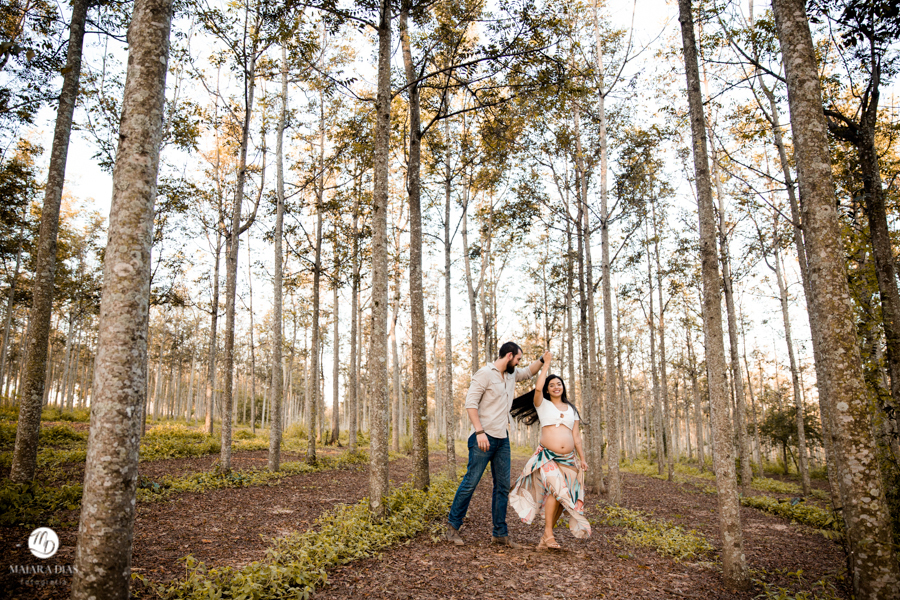 ensaio fotografico gestante erika em holambra sp conhecida como cidade das flores com o marido policial por do sol com cavalo incrivel fotografa maiara dias fotografia