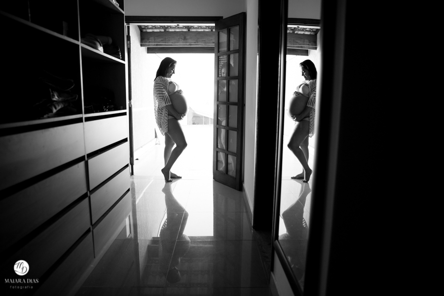 ensaio fotografico de gestante veterinaria em casa com participacao dos cachorros feito em sumare pela maiara dias fotografia e envolveu toda familia