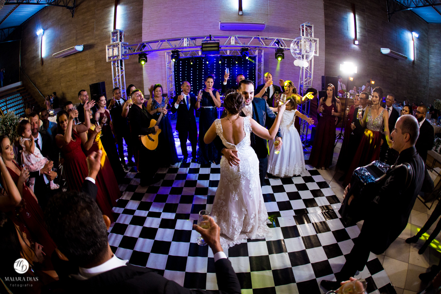 fotos de casamento aline e claudemir na igreja paroquia santa terezinha em sumare sp e a recepcao na chacara frezzarin maiara dias fotografia