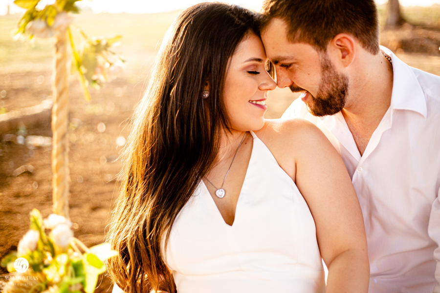 Ensaio Pré Wedding na cidade das flores em Holambra interior do estado de São Paulo. Maiara Dias Fotografia. Arvore, noivos, Por do sol e foto romantica no balanço