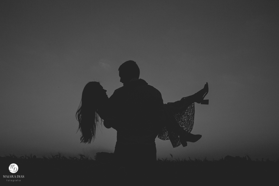 Ensaio Pré Wedding na cidade das flores em Holambra interior do estado de São Paulo. Maiara Dias Fotografia. Por do sol na plantação de trigo, silhueta pb