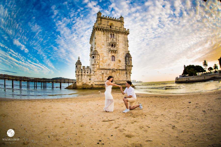 Ensaio Namoro Karine e Romulo na cidade de Lisboa em Portugal. Um Pré Wedding na Europa com lindas fotos na torre de Belem com um céu MARAVILHOSO de fundo. Noivo pede a noiva em casamento na frente da torre de belem. Fotos pela Maiara Dias Fotografia