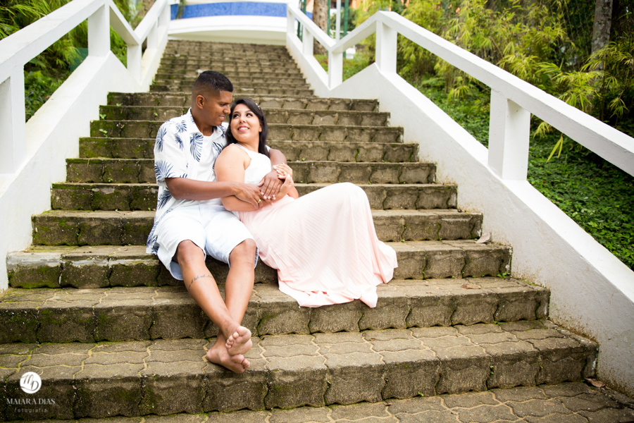 Ensaio Pre Wedding lindo Bianca e Jonathan na Praia de SANTA RITA em Ubatuba no Estado de São Paulo, escadaria pela Maiara Dias Fotografia