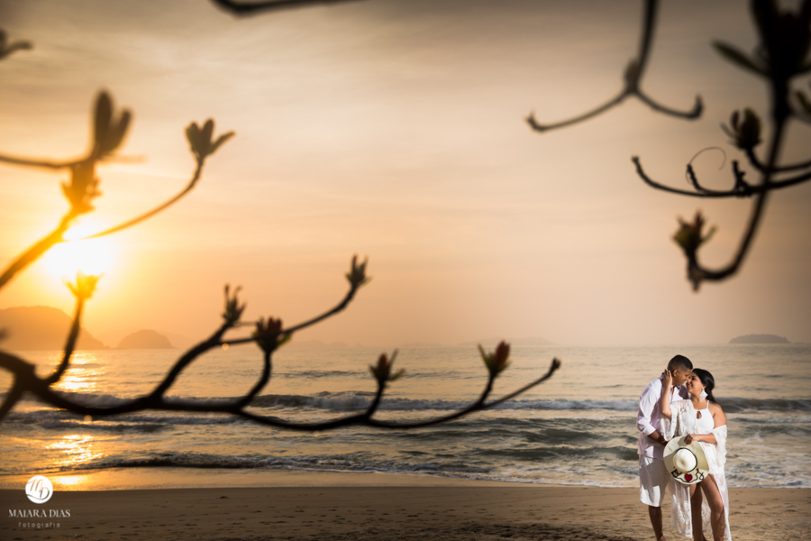 Ensaio Pre Wedding lindo Bianca e Jonathan na Praiada Fazenda no Nascer do Sol  em Ubatuba no Estado de São Paulo, foto romântica dos noivos, pela Maiara Dias Fotografia