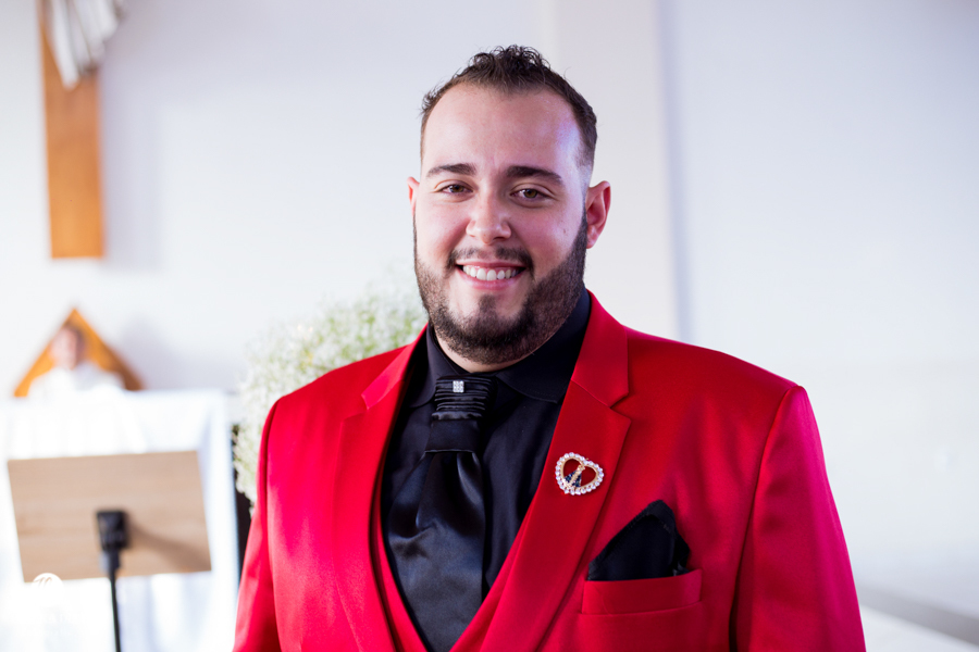 Fotos de Casamento Viviane e Ayslan na igreja São Pedro Apostolo no Jd Picerno em Sumaré e a Festa em Nova Odessa na Chacara Lucena no interior de São Paulo. Noivo casou com TERNO VERMELHO Maiara Dias Fotografia