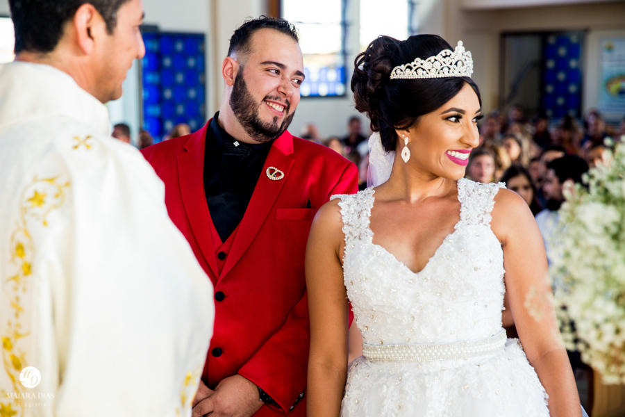 Fotos de Casamento Viviane e Ayslan na igreja São Pedro Apostolo no Jd Picerno em Sumaré e a Festa em Nova Odessa na Chacara Lucena no interior de São Paulo. Noivo casou com TERNO VERMELHO Maiara Dias Fotografia