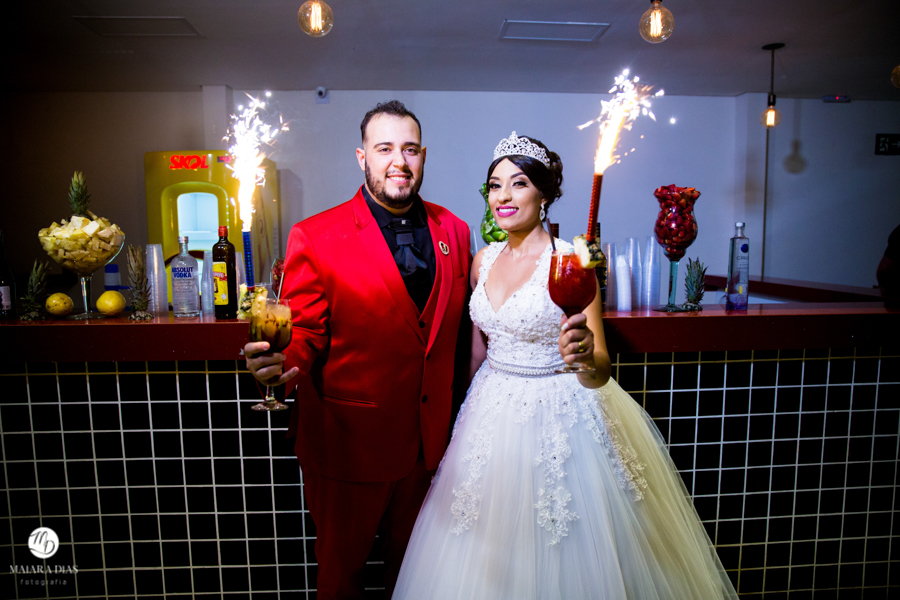 Fotos de Casamento Viviane e Ayslan na igreja São Pedro Apostolo no Jd Picerno em Sumaré e a Festa em Nova Odessa na Chacara Lucena no interior de São Paulo. Noivo casou com TERNO VERMELHO Maiara Dias Fotografia