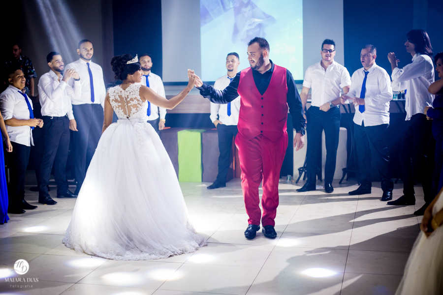 Fotos de Casamento Viviane e Ayslan na igreja São Pedro Apostolo no Jd Picerno em Sumaré e a Festa em Nova Odessa na Chacara Lucena no interior de São Paulo. Noivo casou com TERNO VERMELHO Maiara Dias Fotografia