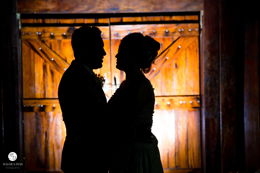 Fotos do Casamento Natalia e Julio na chacara Luz do Campo em Nova Odessa no interior de São Paulo. Fotos feitas pela Maiara Dias Fotografia. Sessão de fotos com os noivos