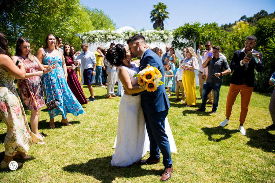 Casamento de dia Karine e Romulo na Quinta da Fonte do Paraiso na cidade de Lisboa - Portugal. Cerimonia ao ar livre na natureza e fotos feitas por Maiara Dias Fotografia. Foto da Cerimonia, saida dos noivos com chuva de arroz.