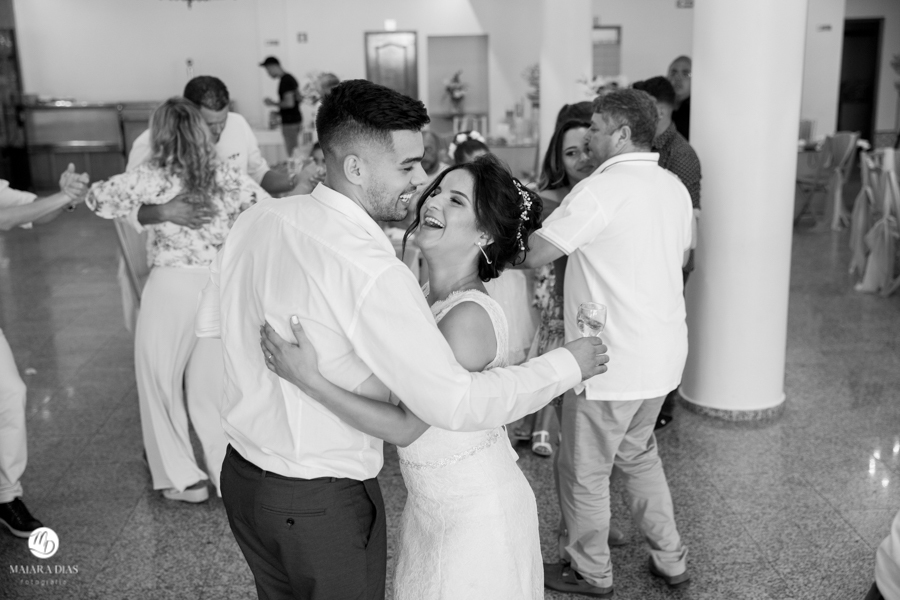 Casamento de dia Karine e Romulo na Quinta da Fonte do Paraiso na cidade de Lisboa - Portugal. Cerimonia ao ar livre na natureza e fotos feitas por Maiara Dias Fotografia. Noivos de convidados dançando. Festa de casamento.