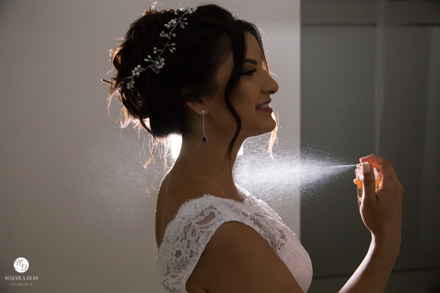 Casamento de dia Karine e Romulo na Quinta da Fonte do Paraiso na cidade de Lisboa - Portugal. Cerimonia ao ar livre na natureza e fotos feitas por Maiara Dias Fotografia. Making of da Noiva