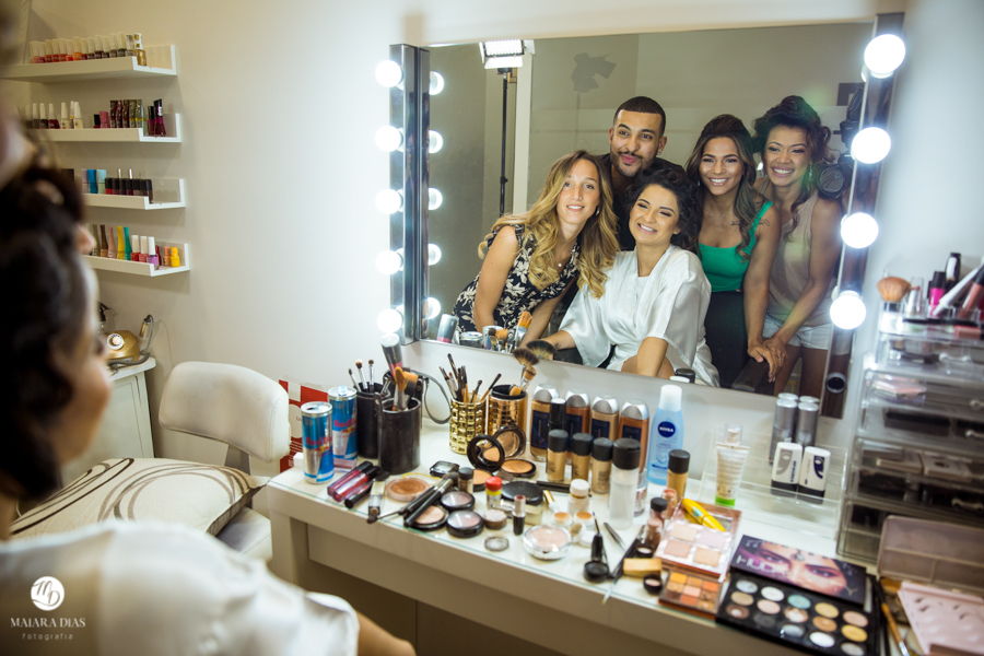 Casamento de dia Karine e Romulo na Quinta da Fonte do Paraiso na cidade de Lisboa - Portugal. Cerimonia ao ar livre na natureza e fotos feitas por Maiara Dias Fotografia. Making of da Noiva