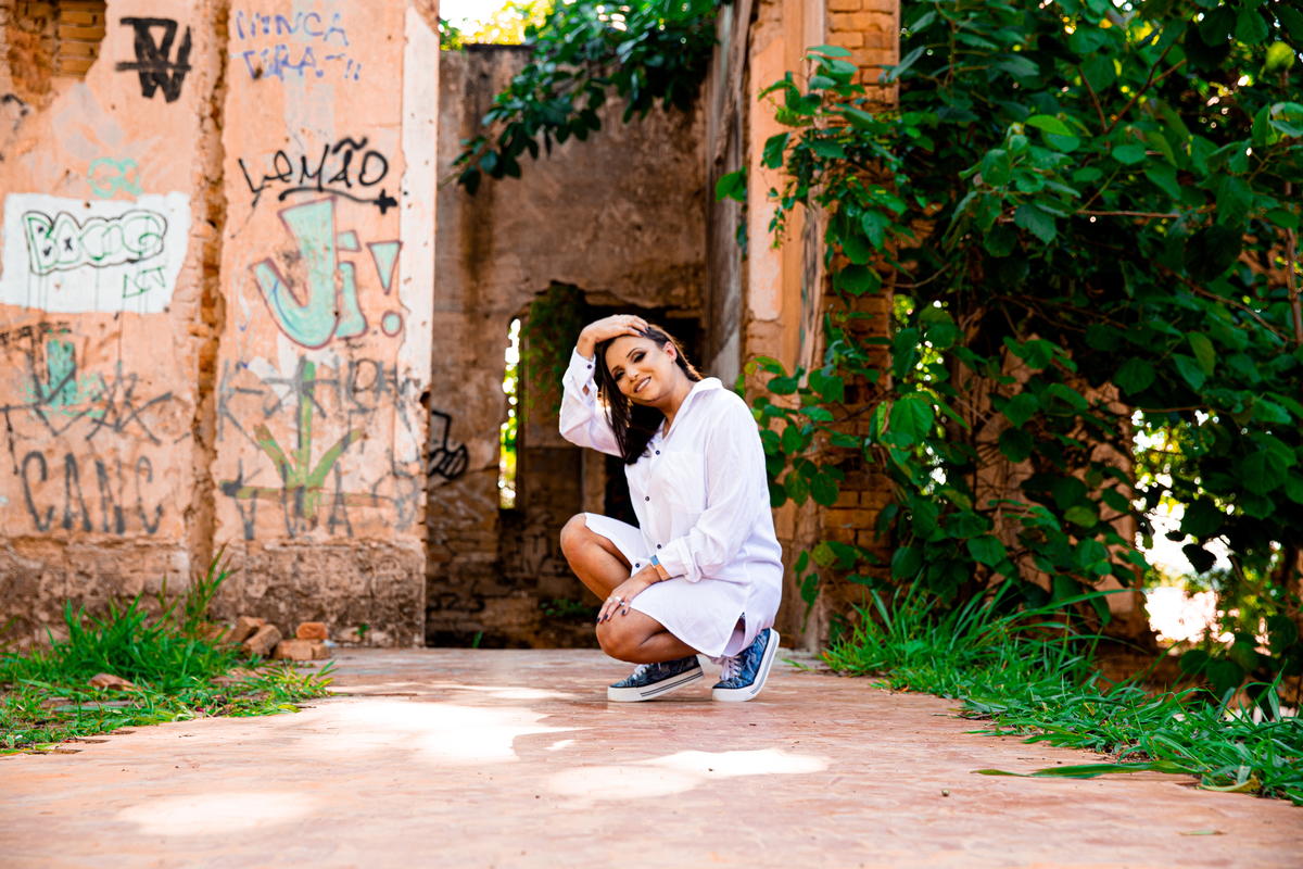 Ensaio Fotografico Cristiana na Fazenda Casarão no Parque Jambeiro em Campinas, interior do estado de São Paulo. Casarão abandonado. Maiara Dias Fotografia.