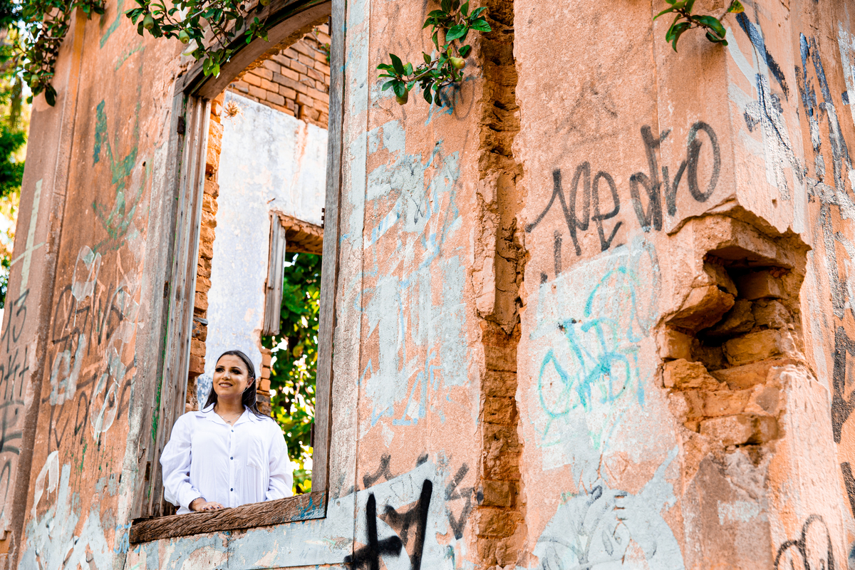 Ensaio Fotografico Cristiana na Fazenda Casarão no Parque Jambeiro em Campinas, interior do estado de São Paulo. Casarão abandonado. Maiara Dias Fotografia.