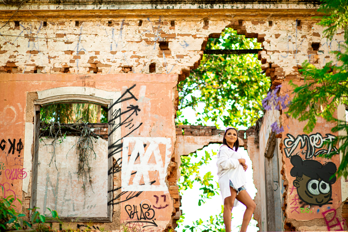Ensaio Fotografico Cristiana na Fazenda Casarão no Parque Jambeiro em Campinas, interior do estado de São Paulo. Casarão abandonado. Maiara Dias Fotografia.