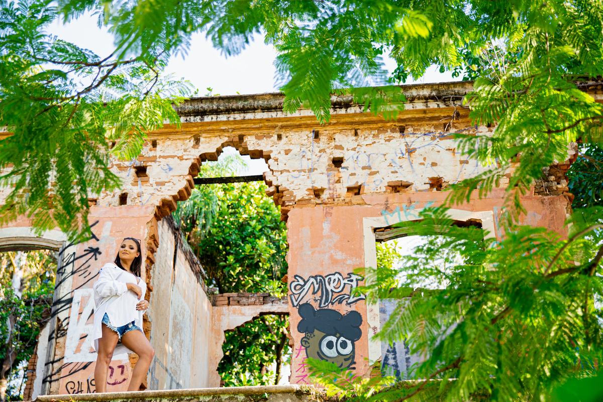 Ensaio Fotografico Cristiana na Fazenda Casarão no Parque Jambeiro em Campinas, interior do estado de São Paulo. Casarão abandonado. Maiara Dias Fotografia.
