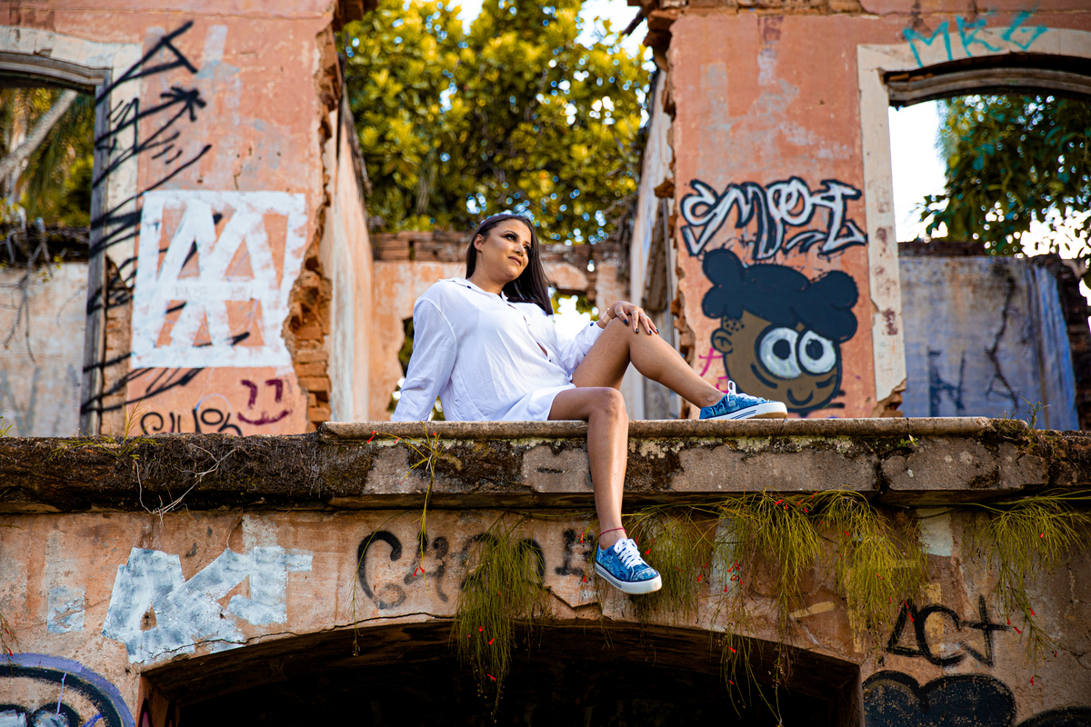 Ensaio Fotografico Cristiana na Fazenda Casarão no Parque Jambeiro em Campinas, interior do estado de São Paulo. Casarão abandonado. Maiara Dias Fotografia.