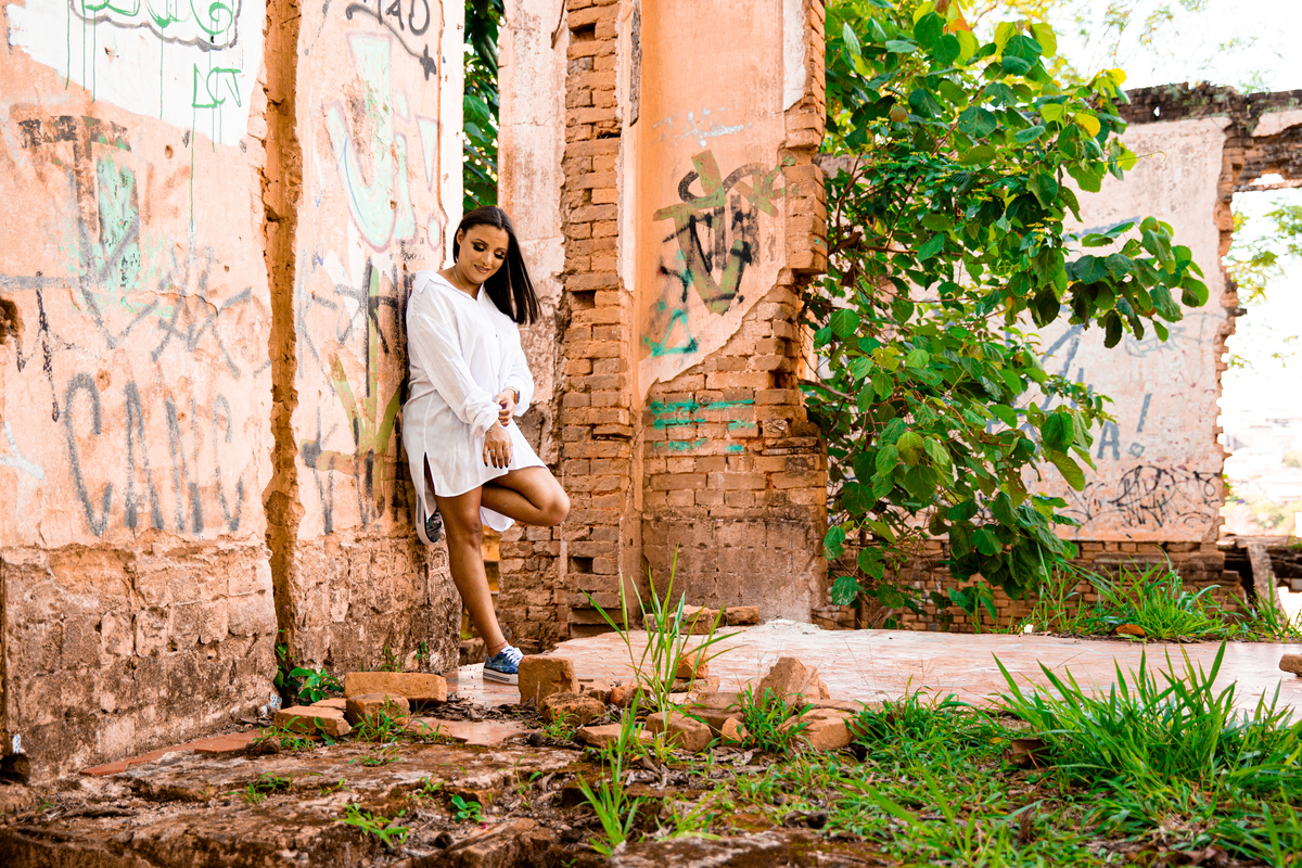 Ensaio Fotografico Cristiana na Fazenda Casarão no Parque Jambeiro em Campinas, interior do estado de São Paulo. Casarão abandonado. Maiara Dias Fotografia.