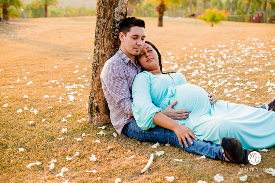 Ensaio Gestante Thamires no Haras Ponta das Canas em Limeira interior de Sao Paulo casal em baixo do ipe branco Maiara Dias Fotografia