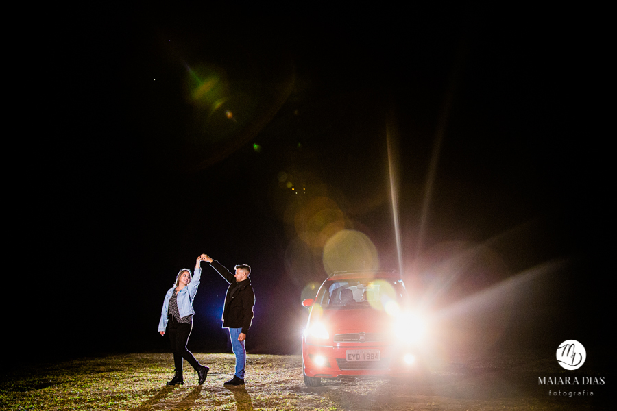 Pré Wedding Vitor e Luiza na cidade de Itirapina no Interior de São Paulo. Ensaio Fotográfico feito no morro do fogão, fotografia noturna. Maiara Dias Fotografia. Fotos com o carro