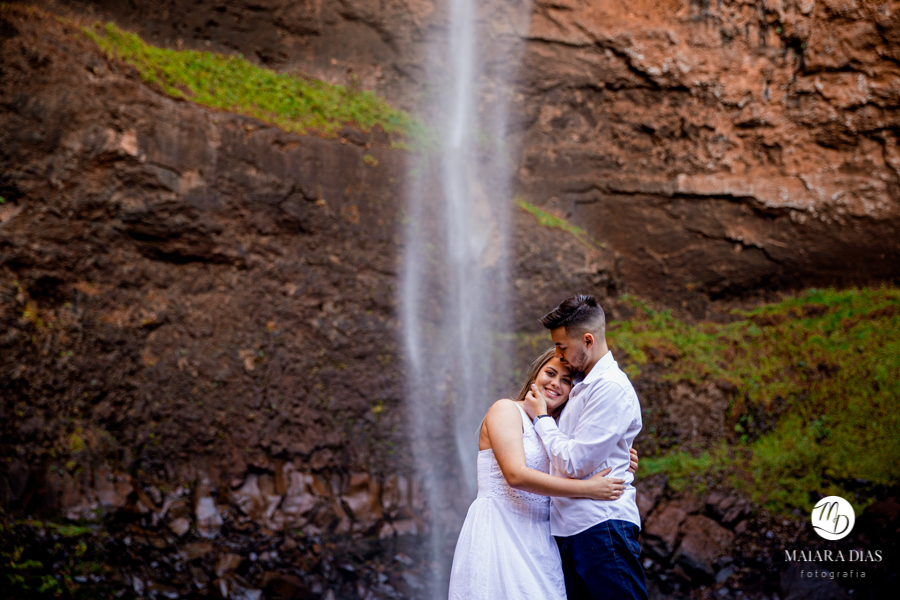 Pré Wedding Vitor e Luiza na cidade de Itirapina no Interior de São Paulo. Ensaio Fotográfico feito na cachoeira do SALTÃO. Maiara Dias Fotografia. Noivos de branco, noivo beijando a noiva