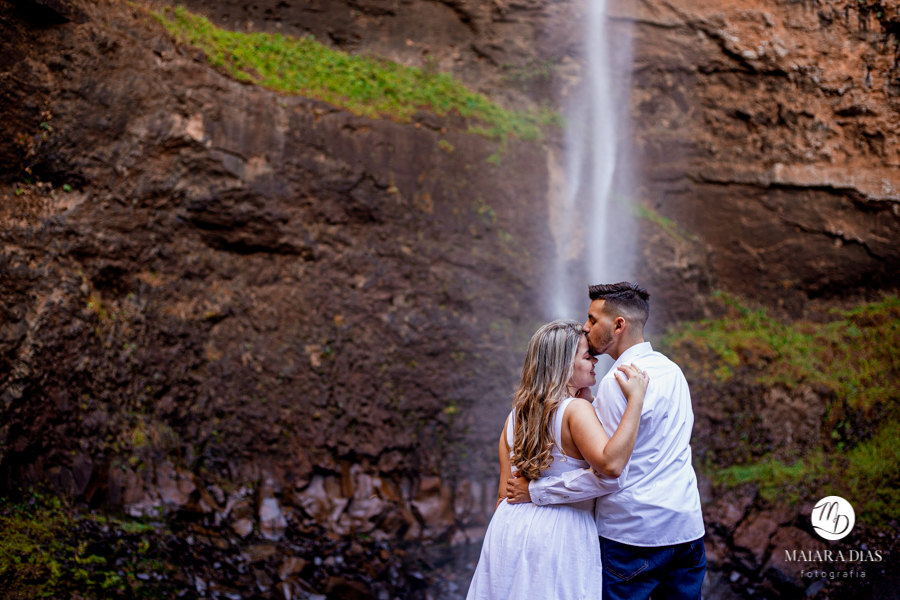 Pré Wedding Vitor e Luiza na cidade de Itirapina no Interior de São Paulo. Ensaio Fotográfico feito na cachoeira do SALTÃO. Maiara Dias Fotografia. Noivos de branco, noivo beijando a noiva na testa