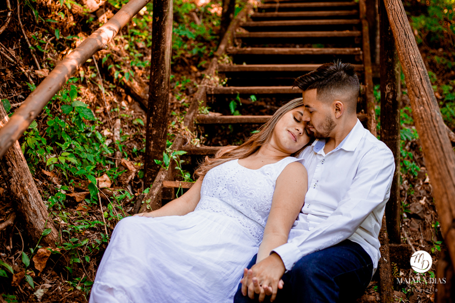 Pré Wedding Vitor e Luiza na cidade de Itirapina no Interior de São Paulo. Ensaio Fotográfico feito na cachoeira do SALTÃO. Maiara Dias Fotografia. Foto na escadaria com os noivos sentados