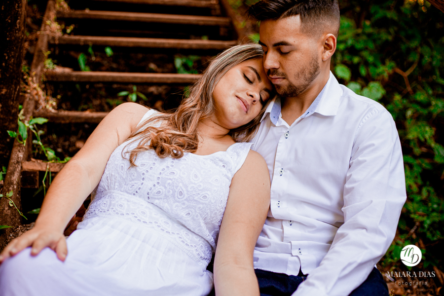 Pré Wedding Vitor e Luiza na cidade de Itirapina no Interior de São Paulo. Ensaio Fotográfico feito na cachoeira do SALTÃO. Maiara Dias Fotografia. Foto na escadaria com um abraço apertado