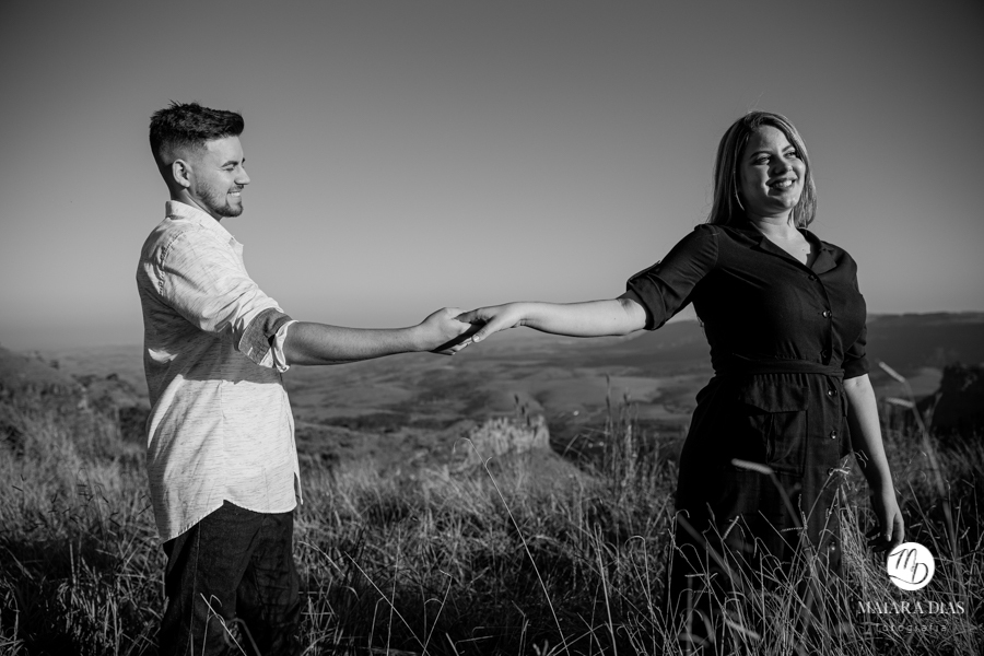 Pré Wedding Vitor e Luiza na cidade de Itirapina no Interior de São Paulo. Ensaio Fotográfico feito no morro do fogão no por do sol. Maiara Dias Fotografia. Canion ao fundo, foto preto e branco