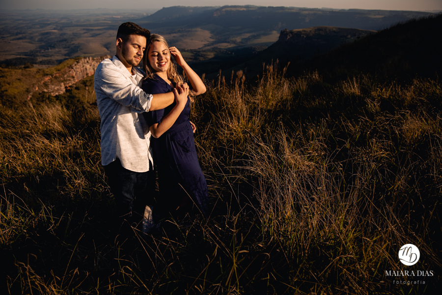 Pré Wedding Vitor e Luiza na cidade de Itirapina no Interior de São Paulo. Ensaio Fotográfico feito no morro do fogão no por do sol. Maiara Dias Fotografia. Foto no CANION