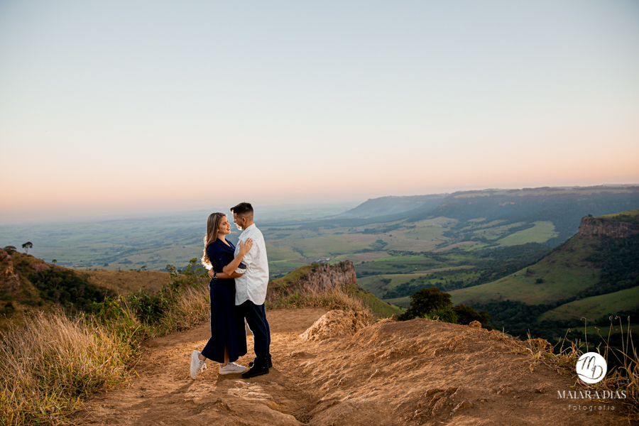 Pré Wedding Vitor e Luiza na cidade de Itirapina no Interior de São Paulo. Ensaio Fotográfico feito no morro do fogão no por do sol. Maiara Dias Fotografia. Paisagem linda da natureza ao fundo o Canion