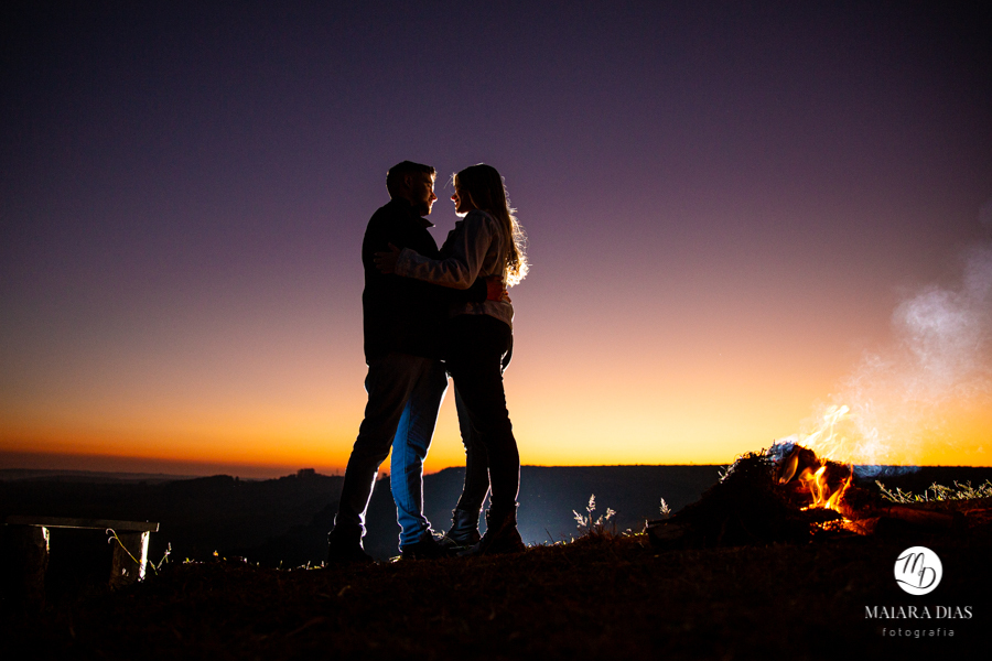 Pré Wedding Vitor e Luiza na cidade de Itirapina no Interior de São Paulo. Ensaio Fotográfico feito no morro do fogão no por do sol. Maiara Dias Fotografia. Noivos, fogueira e violão. Noivos se olhando