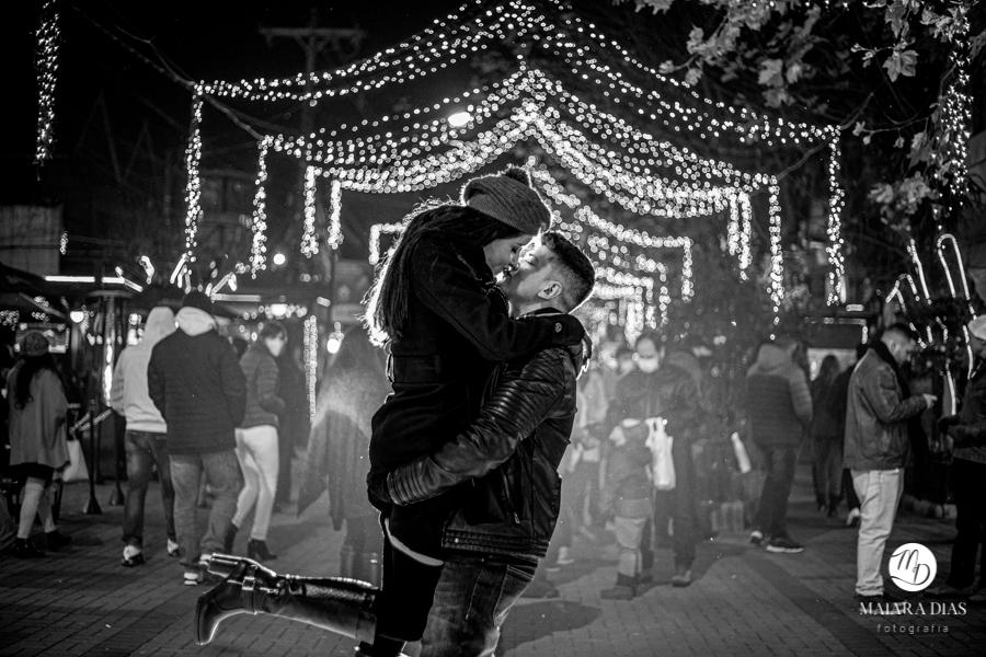 ENSAIO FOTOGRAFICO PRÉ WEDDING SABRINA E LUCAS NO INVERNO DE JULHO EM CAMPOS DO JORDÃO EM SÃO PAULO COM TEMPERATURAS NEGATIVAS NO DIA MAIS FRIO DO ANO, SE BEIJANDO, FOTOS FEITAS PELA MAIARA DIAS FOTOGRAFIA