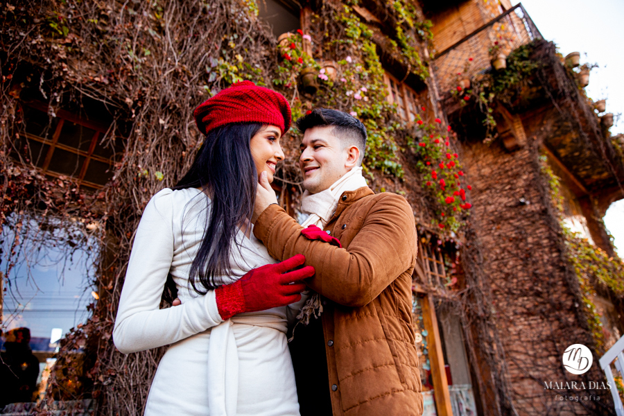 ENSAIO FOTOGRAFICO PRÉ WEDDING SABRINA E LUCAS NO INVERNO DE JULHO EM CAMPOS DO JORDÃO EM SÃO PAULO COM TEMPERATURAS NEGATIVAS NO DIA MAIS FRIO DO ANO, SANS SOUCI CAFÉ, FOTOS FEITAS PELA MAIARA DIAS FOTOGRAFIA