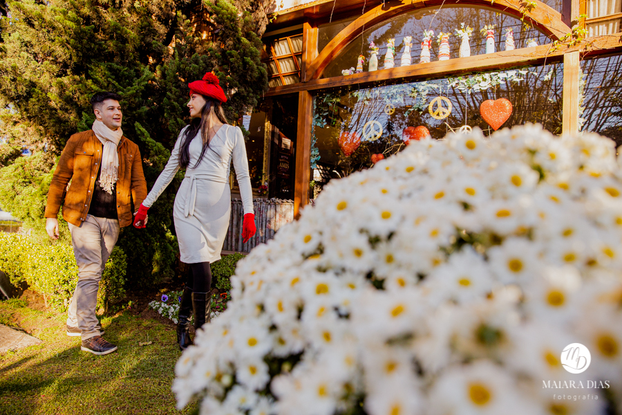 ENSAIO FOTOGRAFICO PRÉ WEDDING SABRINA E LUCAS NO INVERNO DE JULHO EM CAMPOS DO JORDÃO EM SÃO PAULO COM TEMPERATURAS NEGATIVAS NO DIA MAIS FRIO DO ANO, SANS SOUCI CAFÉ, ESPONTANEOS, FOTOS FEITAS PELA MAIARA DIAS FOTOGRAFIA