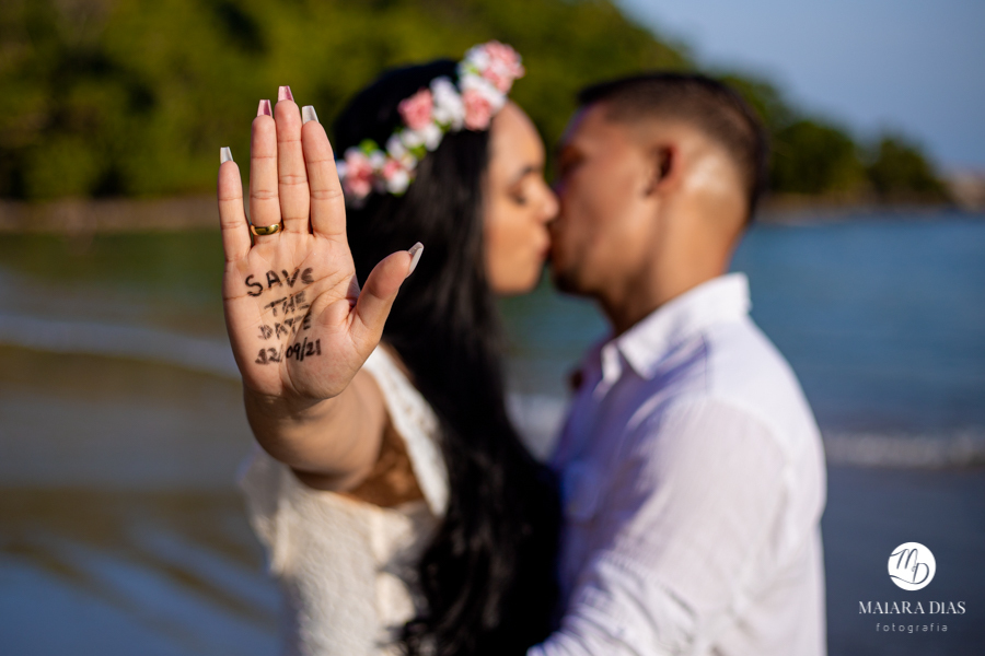 ENSAIO PRE WEDDING COM OS NOIVOS LENON E GIOVANNA PÉ NA AREIA NAS PRAIAS IPORANGA E SÃO PEDRO NA CIDADE DO GUARUJA EM SP, SAVE THE DATE, FOTOS FEITAS PELA MAIARA DIAS FOTOGRAFIA