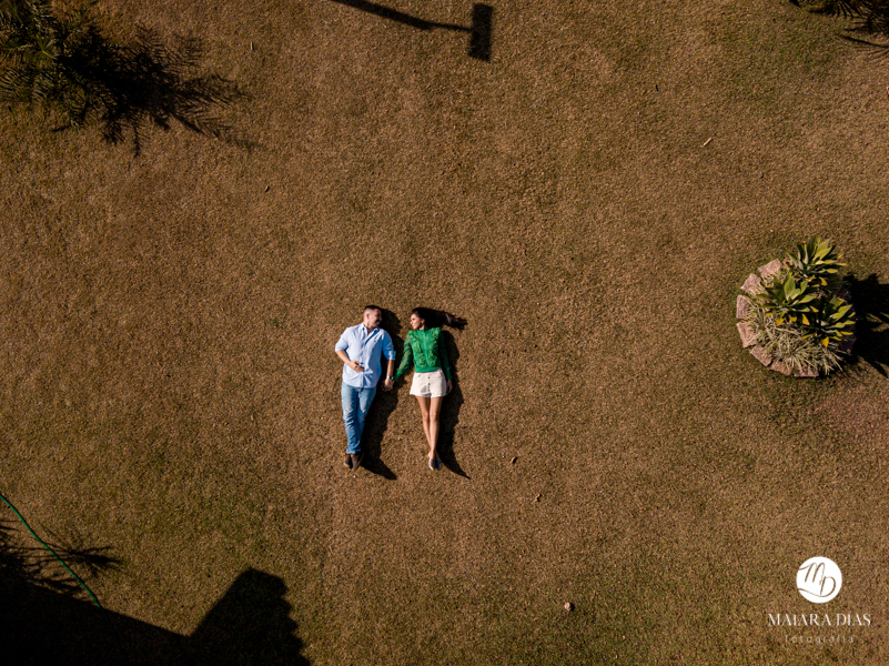 ENSAIO PRE WEDDING SAMIRA E SILAS EM UMA FAZENDA NA CIDADE DE MONTE MOR NO INTERIOR DO ESTADO DE SÃO PAULO, FOTOS FEITAS PELA MAIARA DIAS FOTOGRAFIA, NOIVOS DEITADOS NA GRAMA, FOTO FEITA PELO DRONE