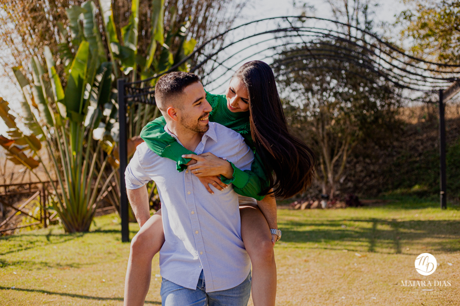 ENSAIO PRE WEDDING SAMIRA E SILAS EM UMA FAZENDA NA CIDADE DE MONTE MOR NO INTERIOR DO ESTADO DE SÃO PAULO, FOTOS FEITAS PELA MAIARA DIAS FOTOGRAFIA, NOIVO PEGA A NOIVA NO COLO E CORRE COM ELA