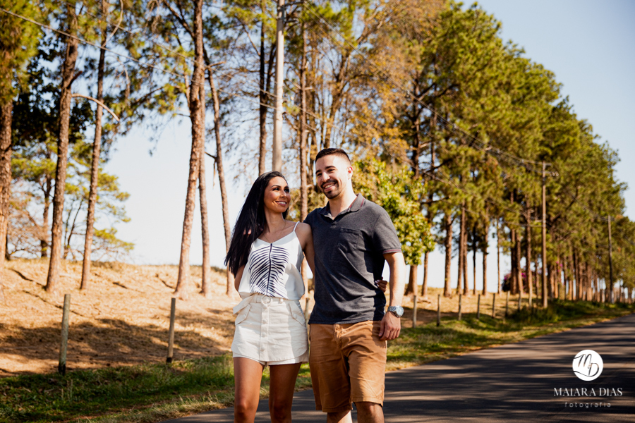 ENSAIO PRE WEDDING SAMIRA E SILAS EM UMA FAZENDA NA CIDADE DE MONTE MOR NO INTERIOR DO ESTADO DE SÃO PAULO, FOTOS FEITAS PELA MAIARA DIAS FOTOGRAFIA, NOIVOS CAMINHANDO