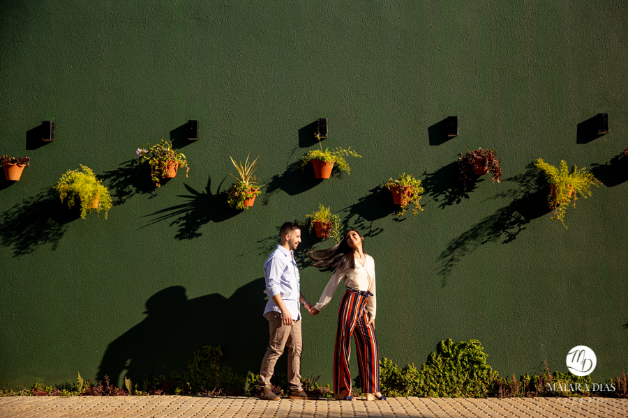 ENSAIO PRE WEDDING SAMIRA E SILAS EM UMA FAZENDA NA CIDADE DE MONTE MOR NO INTERIOR DO ESTADO DE SÃO PAULO, FOTOS FEITAS PELA MAIARA DIAS FOTOGRAFIA, NOIVA PUXA NOIVO COM CABELOS AO VENTO